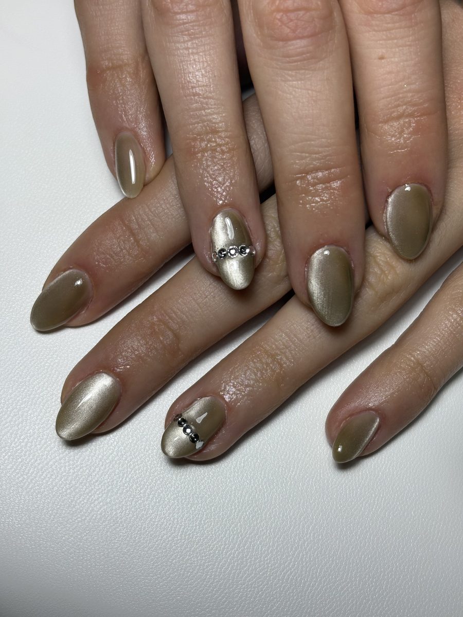 Manicura beige con strass