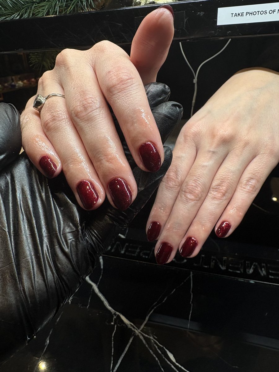Manicura bordó con glitter