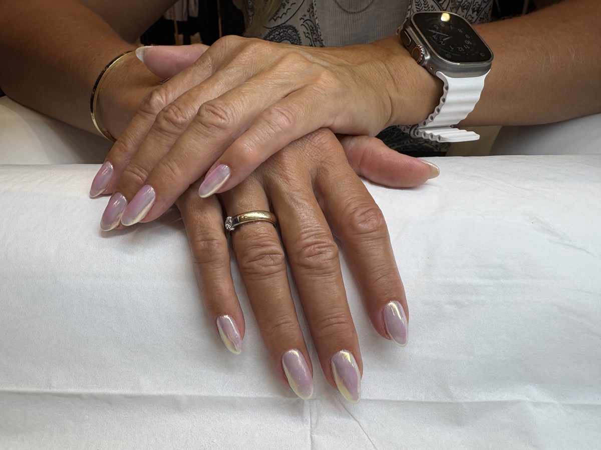 Manicura lila cromada